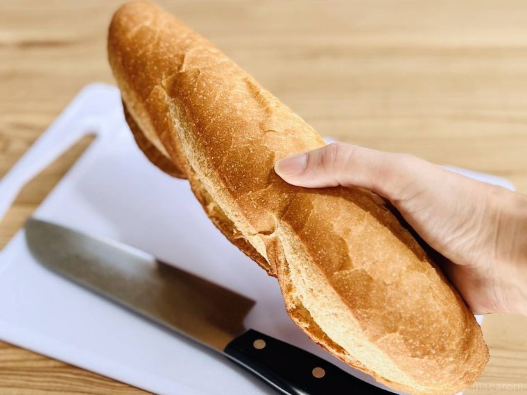 フランスパンを裏返している様子