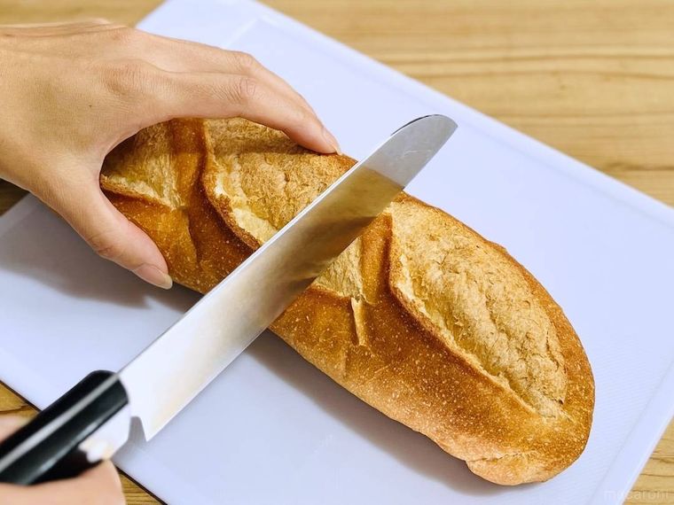 フランスパンを切っている様子