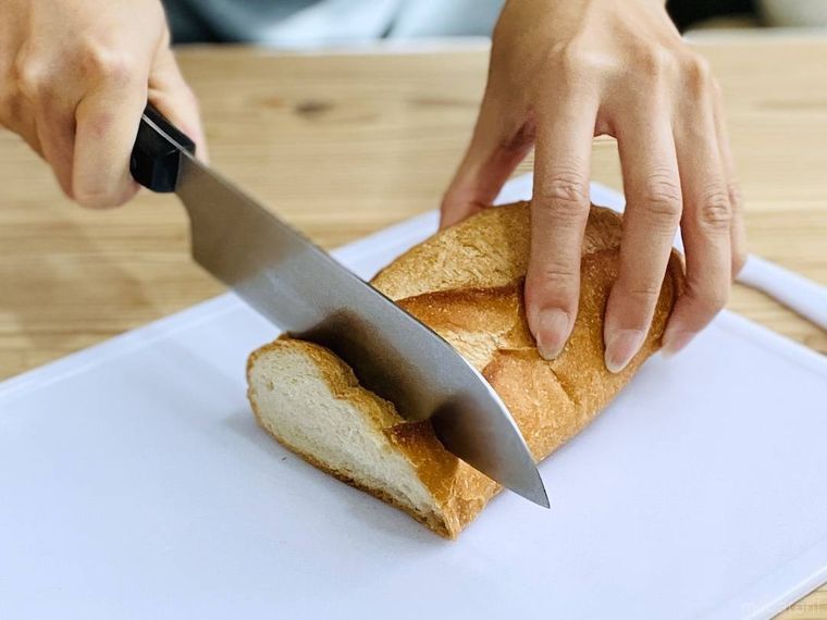 フランスパンを切っている様子