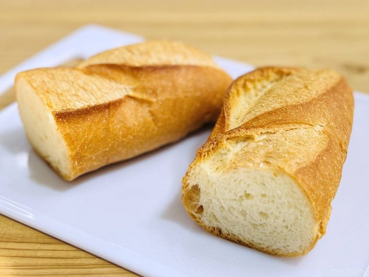 半分にカットしたフランスパン