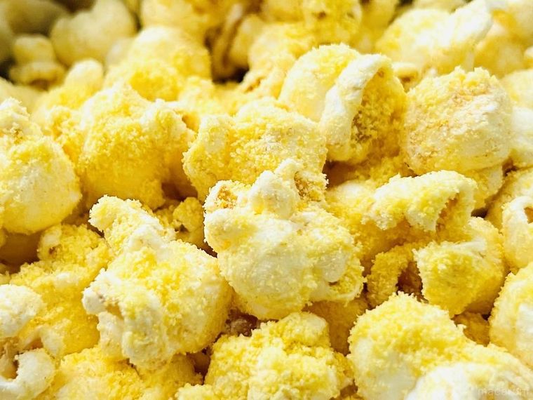 ポップコーンにコーンポタージュの素をかけた様子