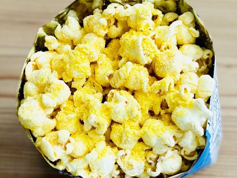 ポップコーンにコーンポタージュの素をかけた様子