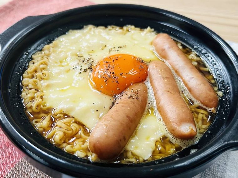 ウインナー、チーズ、卵黄がのったカレー味のチキンラーメン