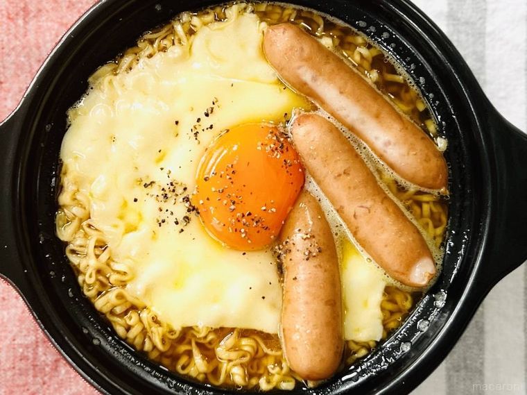 ウインナー、チーズ、卵黄がのったカレー味のチキンラーメン