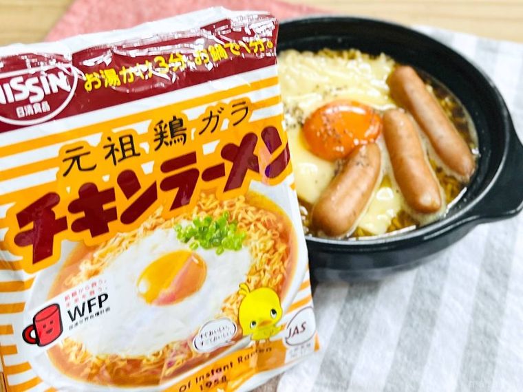 チキンラーメンのパッケージと、チキンラーメンが入った土鍋