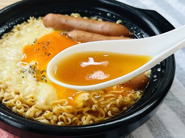 カレー味のチキンラーメンのスープをすくっている様子