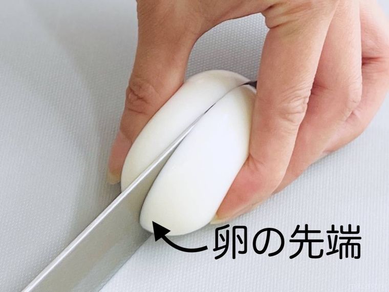 ゆで卵をつぶしながら切っている様子