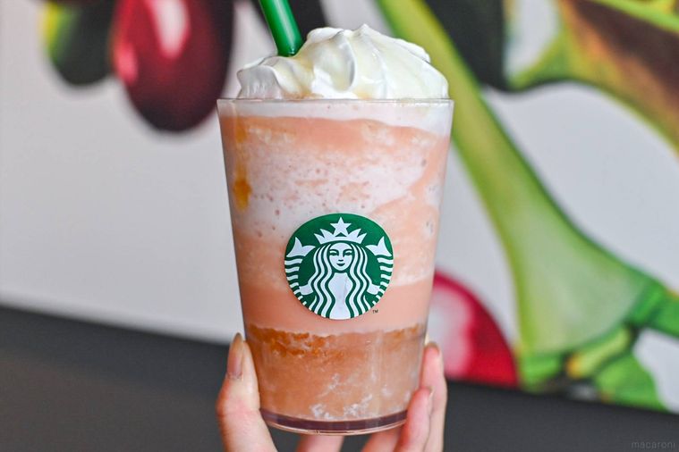 フラペチーノを持っているところ