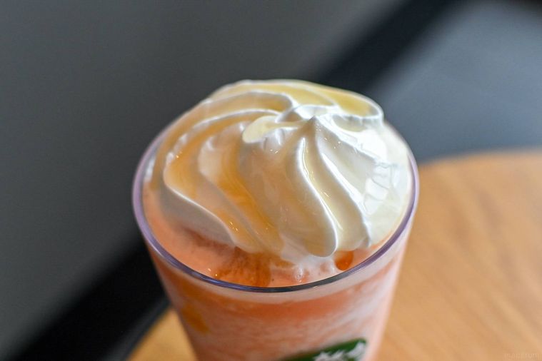 フラペチーノのホイップクリームのアップ