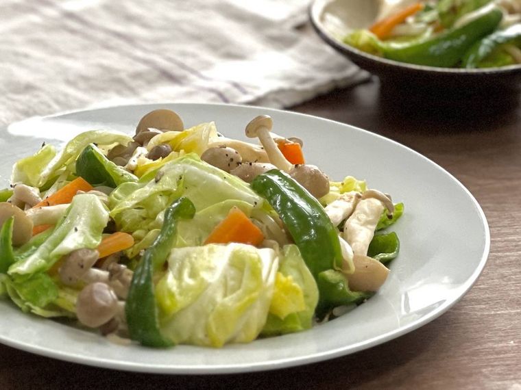 皿に盛られた野菜炒め