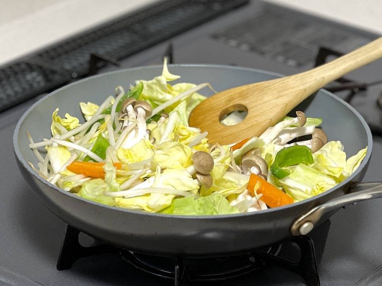 野菜炒めを作っている様子