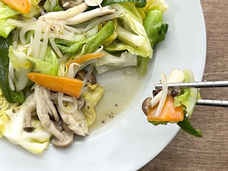 野菜炒めを箸で持ち上げている様子