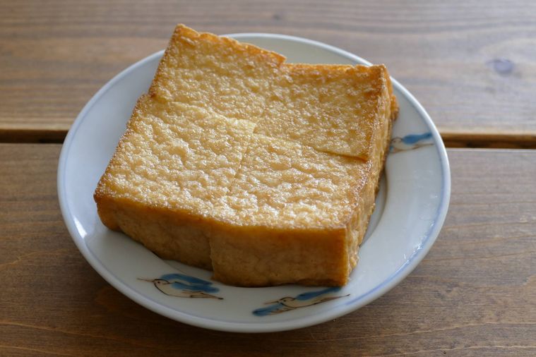 厚揚げがのっている皿
