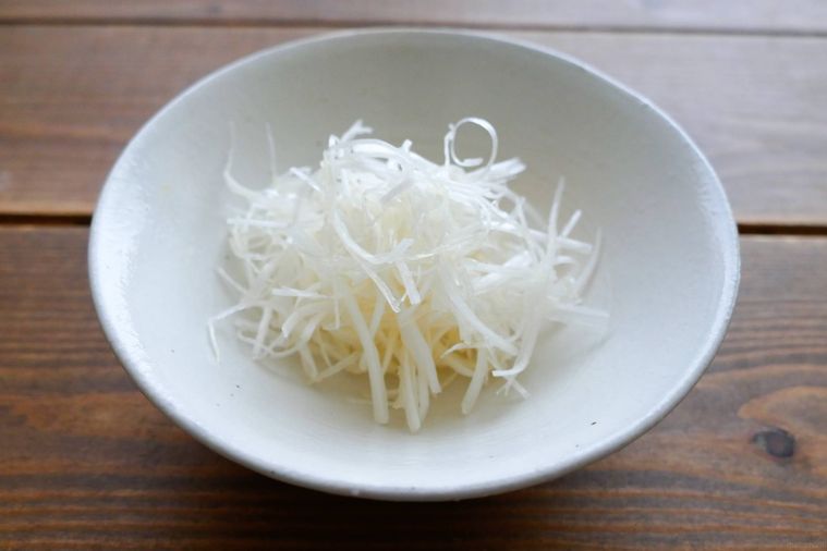 白髪ねぎが盛られている白い皿