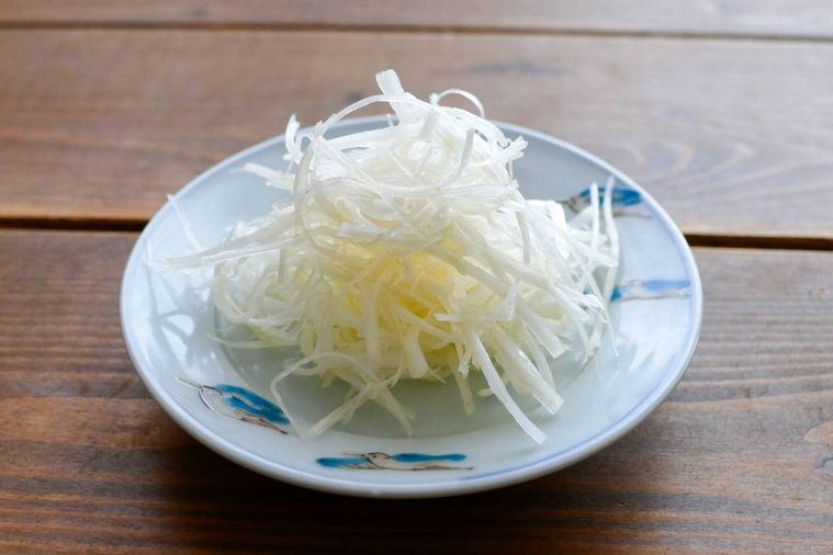 白髪ねぎのごま油和えが盛られた小皿