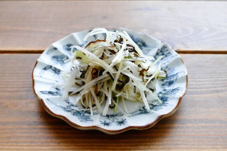 白髪ねぎ塩こんぶ和えが盛られた小皿