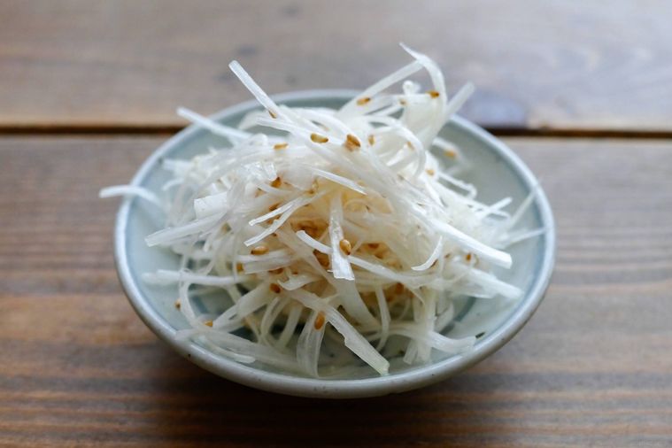 白髪ねぎナムルが盛られた小皿