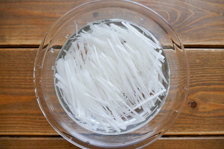 白髪ねぎを水にさらす様子