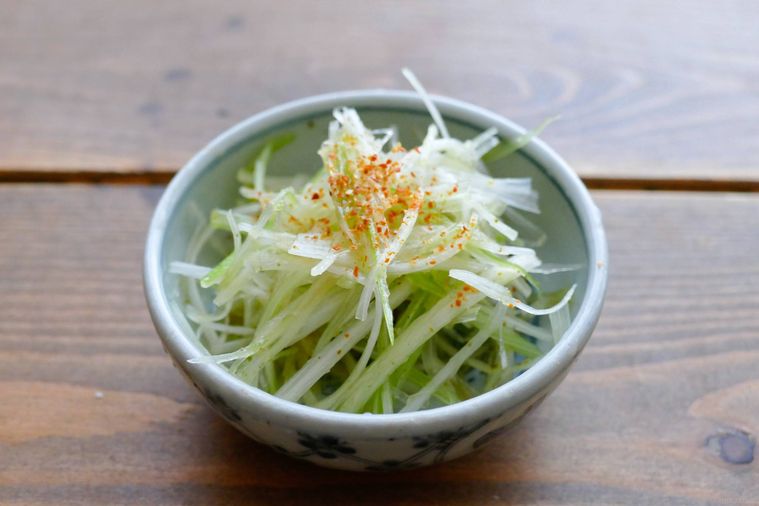 白髪ねぎポン酢が盛られた小皿