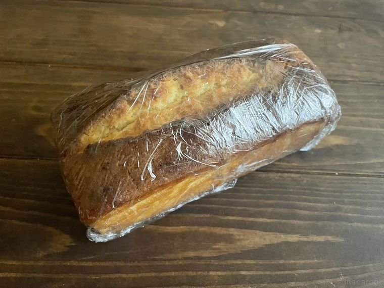 ラップで包んだレモンパウンドケーキ