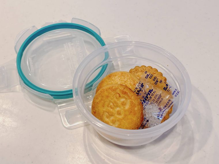 クッキーを保存剤といっしょに保存しているところ