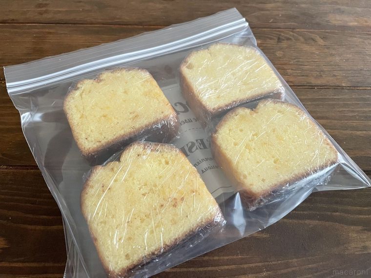 ラップに包んで保存袋に入れたレモンパウンドケーキ