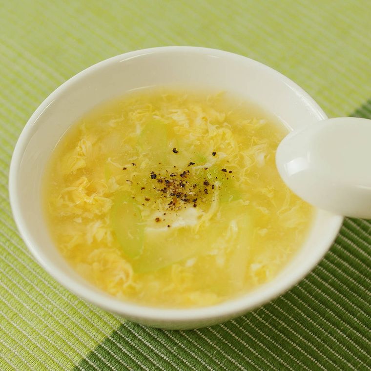 白い器に盛り付けられたふわふわ卵スープ