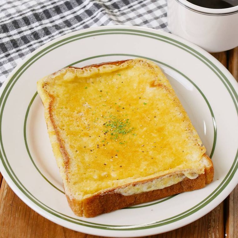 白い器に盛り付けられたチーズトースト