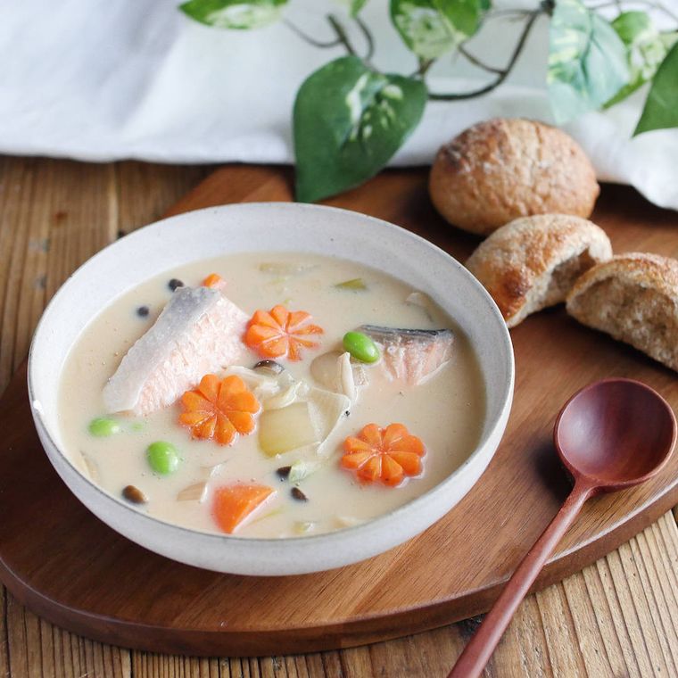 白い器に盛り付けられたきのこと鮭の豆乳味噌スープ