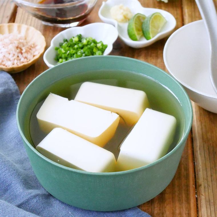水色の器に盛り付けられた湯豆腐