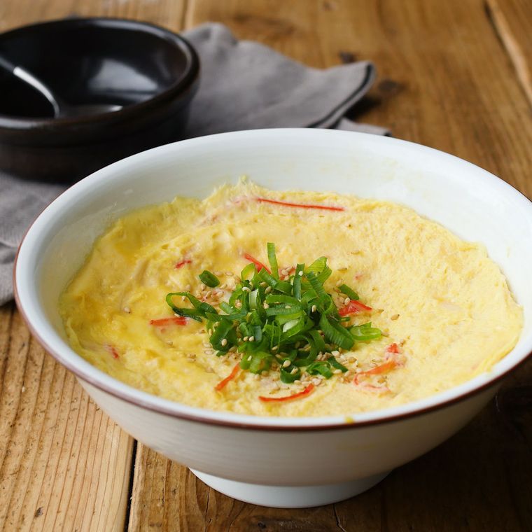 白い器に盛り付けられた茶碗蒸し
