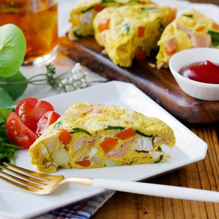 白い皿に盛り付けられた野菜オムレツ
