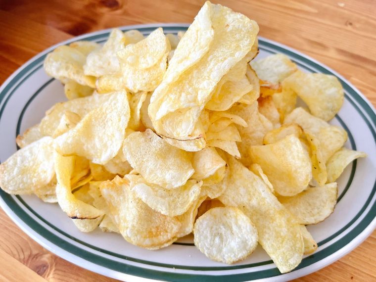 袋から出したポテトチップス