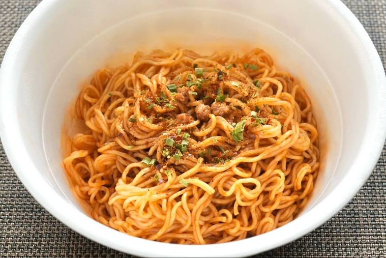 汁なし四川麻辣麺のカップの中身