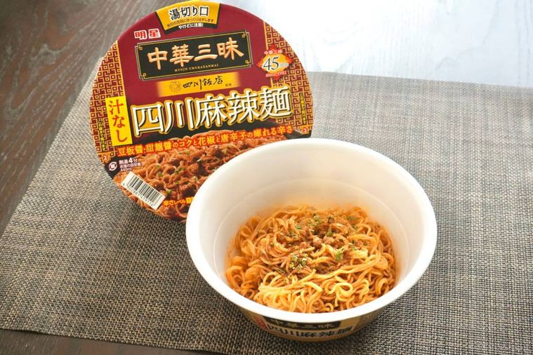 汁なし四川麻辣麺のカップのパッケージと調理例