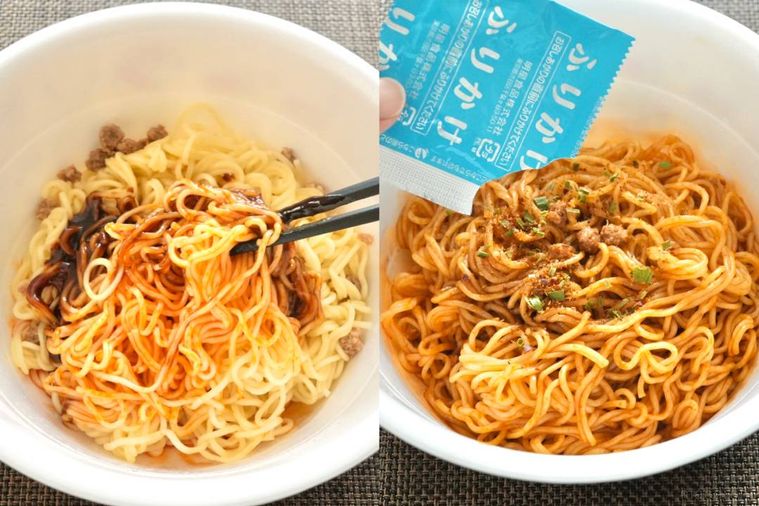カップ麺と液体ソースを黒い箸で混ぜふりかけをかける様子