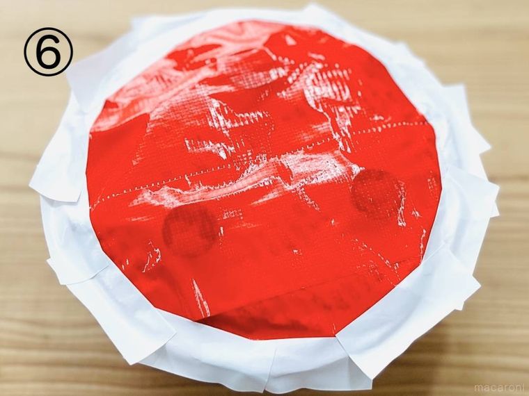 赤い布テープを貼った丼のフチに白いビニールテープを貼った様子