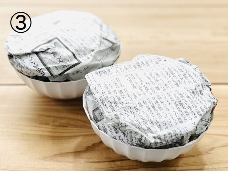使い捨ての丼に新聞紙を詰めた様子