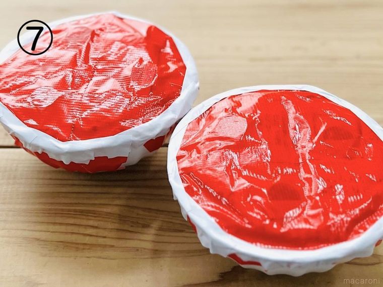赤い布テープを貼った丼のフチに白いビニールテープを貼った様子