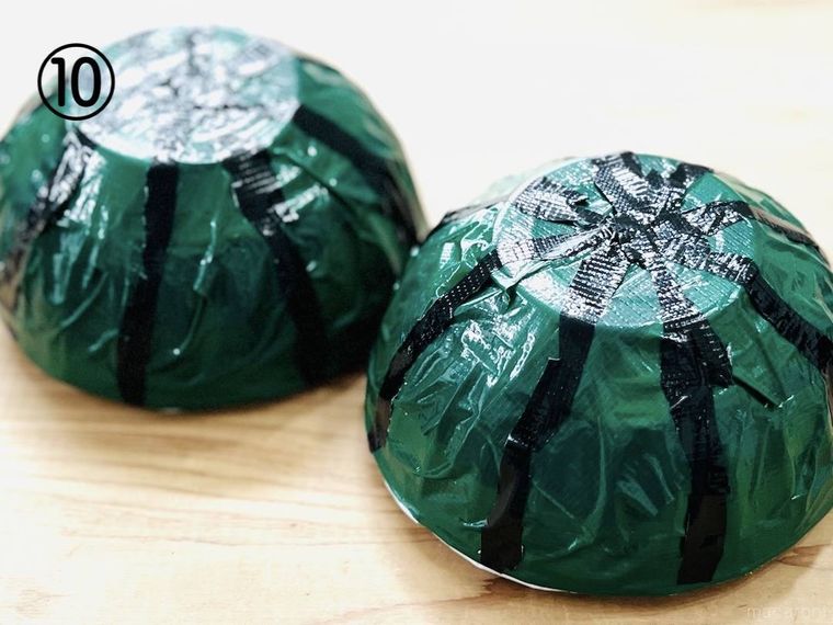 使い捨ての丼に緑色と黒色の布テープを貼った様子