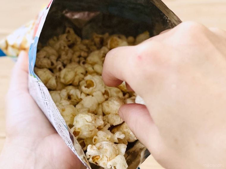 ヒガシマル醤油のうどんスープをかけたポップコーンをつまんでいる様子