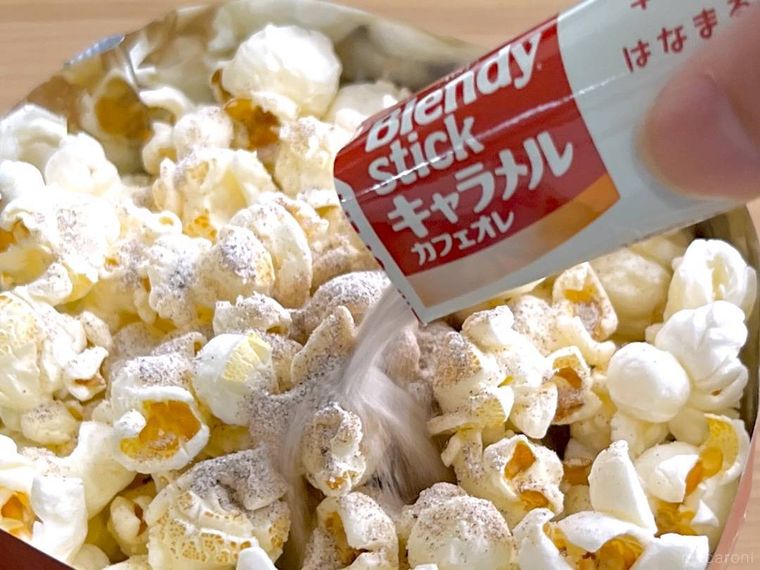 ポップコーンにブレンディ スティック キャラメルカフェオレをかけている様子