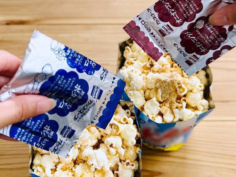 ポップコーンにクノール カップスープを振りかけている様子
