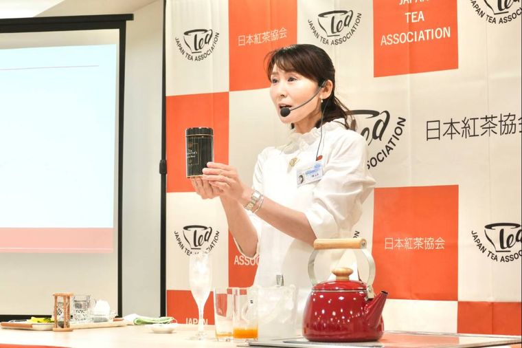 ティーインストラクターの一ノ瀬さんがティーバッグの入った紅茶缶を手に持つ様子