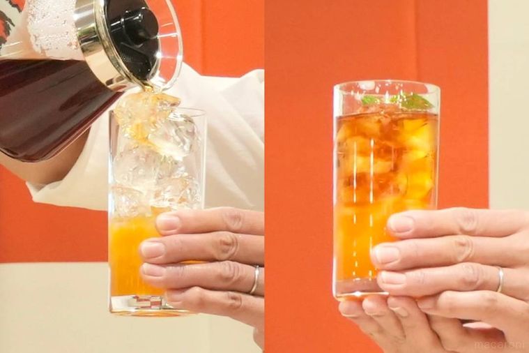 マンゴーソース入りのグラスにガラスポットから紅茶を注ぐ様子