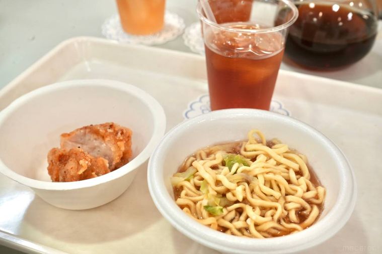 白い容器に盛られた唐揚げとラーメンとアイスティー