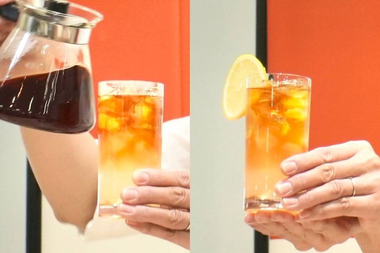 レモネード入りのグラスにガラスポットから紅茶を注ぐ様子