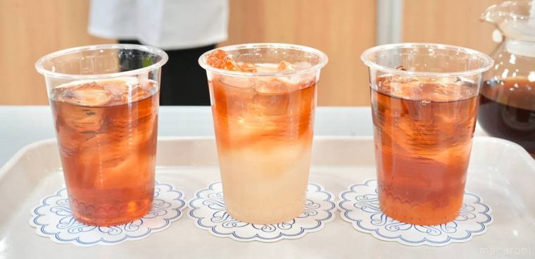 プラスチックのコップに入れたアイスティーのアレンジドリンク