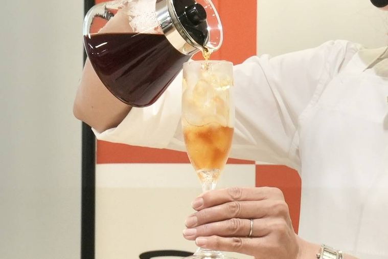 氷の入ったグラスに紅茶を注ぐ様子