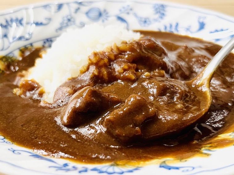 赤ワインで煮込んだ牛肉使用 欧風ビーフカレーをスプーンですくった様子